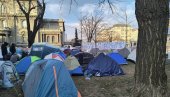 NOVOSTI U PIONIRSKOM PARKU: Sa studentima koji žele da uče i nemaju roleks (VIDEO) NOVOSTI U PIONIRSKOM PARKU: Sa studentima koji žele da uče i nemaju roleks (VIDEO)