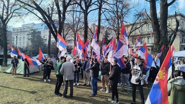 БОЖЕ ПРАВДЕ У ПИОНИРСКОМ ПАРКУ: Студенти који желе да студирају развили тробојке и запевали химну (ВИДЕО) БОЖЕ ПРАВДЕ У ПИОНИРСКОМ ПАРКУ: Студенти који желе да студирају развили тробојке и запевали химну (ВИДЕО)