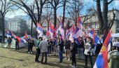 BOŽE PRAVDE U PIONIRSKOM PARKU: Studenti koji žele da studiraju razvili trobojke i zapevali himnu (VIDEO)