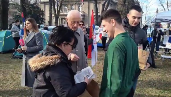 ПЕНЗИОНЕРИ ДОЛАЗЕ ДА ПОДРЖЕ СТУДЕНТЕ КОЈИ ЖЕЛЕ ДА УЧЕ: Доносе им храну - и најстарији уз омладину (ВИДЕО) ПЕНЗИОНЕРИ ДОЛАЗЕ ДА ПОДРЖЕ СТУДЕНТЕ КОЈИ ЖЕЛЕ ДА УЧЕ: Доносе им храну - и најстарији уз омладину (ВИДЕО)