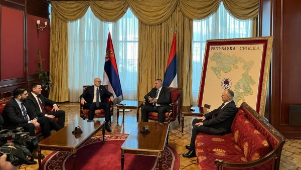 ВУЧЕВИЋ ОТПОЧЕО ПОСЕТУ БАЊАЛУЦИ: Састаје се са премијером РС Радованом Вишковићем (ФОТО) ВУЧЕВИЋ ОТПОЧЕО ПОСЕТУ БАЊАЛУЦИ: Састаје се са премијером РС Радованом Вишковићем (ФОТО)