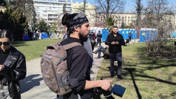СТУДЕНТ БЛОКАДЕР ИВАН БЈЕЛИЋ ДОШАО У ПИОНИРСКИ ПАРК: Слика студенте који желе да студирају (ФОТО) СТУДЕНТ БЛОКАДЕР ИВАН БЈЕЛИЋ ДОШАО У ПИОНИРСКИ ПАРК: Слика студенте који желе да студирају (ФОТО)