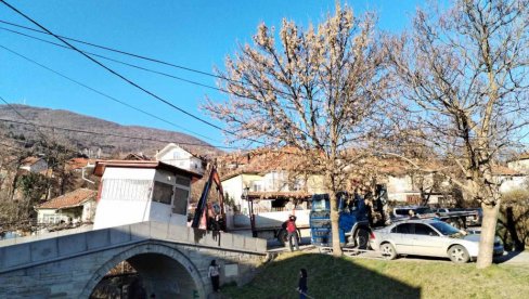 VEROVALI ILI NE U VRANJU Zaglavili kiosk na Belom mostu VEROVALI ILI NE U VRANJU Zaglavili kiosk na Belom mostu
