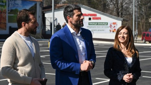 RADOVI ZAVRŠENI MESEC DANA PRE ROKA Šapić: Novoizgrađenim parking prostorom rešili smo decenijski problem na Banjici RADOVI ZAVRŠENI MESEC DANA PRE ROKA Šapić: Novoizgrađenim parking prostorom rešili smo decenijski problem na Banjici