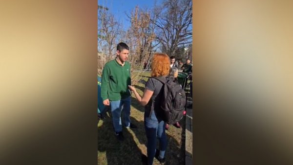 ПРОВОКАТОРКА ПОКУШАЛА ДА ИСПРОВОЦИРА СТУДЕНТА МИЛОША: Грађани га одбранили, а он јој овако одговорио (ВИДЕО) ПРОВОКАТОРКА ПОКУШАЛА ДА ИСПРОВОЦИРА СТУДЕНТА МИЛОША: Грађани га одбранили, а он јој овако одговорио (ВИДЕО)