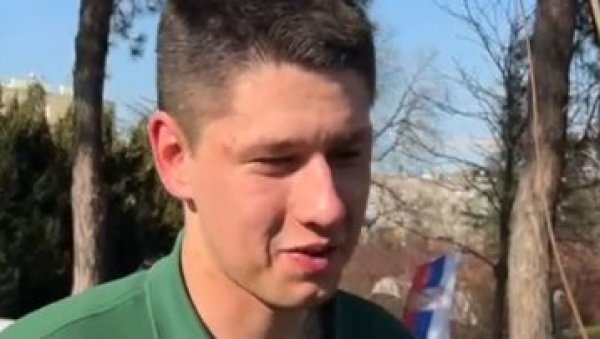 СТУДЕНТ МИЛОШ ОТКРИО: Најскупља ствар у мом шатору је књига (ВИДЕО) СТУДЕНТ МИЛОШ ОТКРИО: Најскупља ствар у мом шатору је књига (ВИДЕО)