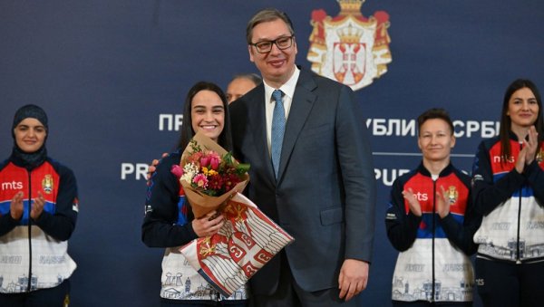 ЗАСТАВА СРБИЈЕ И ЦВЕЋЕ: Председник Вучић угостио делегацију БСС пред Светско првенство у Нишу ЗАСТАВА СРБИЈЕ И ЦВЕЋЕ: Председник Вучић угостио делегацију БСС пред Светско првенство у Нишу