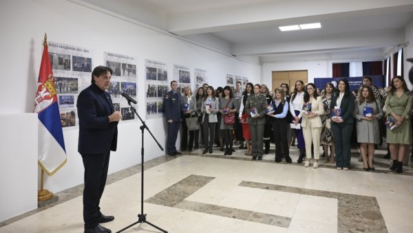 ВАША УЛОГА ЈЕ НЕПРОЦЕЊИВА Министар Гашић уручио поклоне припадницама Министарства одбране и Војске Србије поводом 8. марта ВАША УЛОГА ЈЕ НЕПРОЦЕЊИВА Министар Гашић уручио поклоне припадницама Министарства одбране и Војске Србије поводом 8. марта