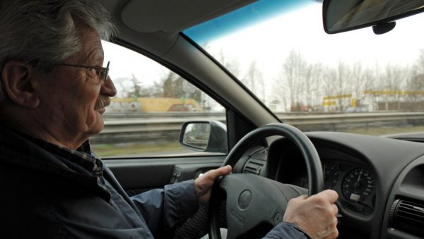 DEDA BOŽO PRODAJE AUTO: Тражи само 1.500 евра, једва прешао 100.000 километра али је стар 23 године DEDA BOŽO PRODAJE AUTO: Тражи само 1.500 евра, једва прешао 100.000 километра али је стар 23 године