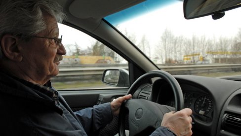 DEDA BOŽO PRODAJE AUTO: Traži samo 1.500 evra, jedva prešao 100.000 kilometra ali je star 23 godine DEDA BOŽO PRODAJE AUTO: Traži samo 1.500 evra, jedva prešao 100.000 kilometra ali je star 23 godine