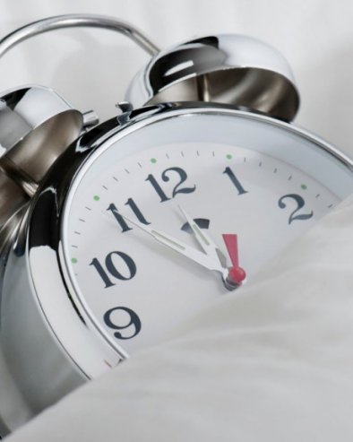 УРАДИТЕ ОВЕ 3 СТВАРИ У НОВОГОДИШЊОЈ НОЋИ И ПРИВУЋИ ЋЕТЕ НОВАЦ И СРЕЋУ: Ево како да вам у 2026. све буде потаман