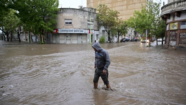 ХИТНА ЕВАКУАЦИЈА: Обилна киша погодила аргентински град Баија Бланку, настрадало шест особа ХИТНА ЕВАКУАЦИЈА: Обилна киша погодила аргентински град Баија Бланку, настрадало шест особа