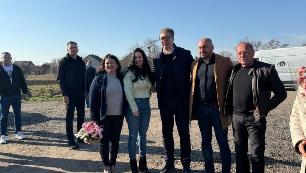 ВУЧИЋА ДОЧЕКАО НАРОД У СЕФКЕРИНУ: Урадићемо нови Дом здравља и Дом Културе ВУЧИЋА ДОЧЕКАО НАРОД У СЕФКЕРИНУ: Урадићемо нови Дом здравља и Дом Културе