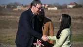 MORAMO DA PODIŽEMO BANAT I SREM: Vučić obišao poljoprivredno gazdinstvo „KMI“ MORAMO DA PODIŽEMO BANAT I SREM: Vučić obišao poljoprivredno gazdinstvo „KMI“