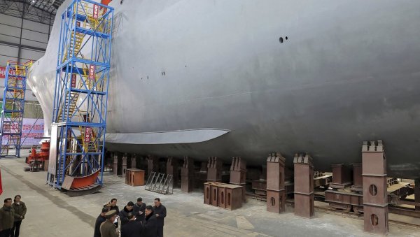 СЕВЕРНА КОРЕЈА ПРЕДСТАВИЛА ПРВУ НУКЛЕАРНУ ПОДМОРНИЦУ: Ким Џонг Ун обишао место изградње (ФОТО) СЕВЕРНА КОРЕЈА ПРЕДСТАВИЛА ПРВУ НУКЛЕАРНУ ПОДМОРНИЦУ: Ким Џонг Ун обишао место изградње (ФОТО)