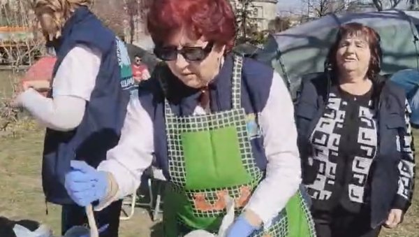 БАКЕ ИЗ БАТАЈНИЦЕ СПРЕМАЈУ УШТИПКЕ ЗА СТУДЕНТЕ КОЈИ ЖЕЛЕ ДА СТУДИРАЈУ: Ми смо уз вас (ВИДЕО) БАКЕ ИЗ БАТАЈНИЦЕ СПРЕМАЈУ УШТИПКЕ ЗА СТУДЕНТЕ КОЈИ ЖЕЛЕ ДА СТУДИРАЈУ: Ми смо уз вас (ВИДЕО)
