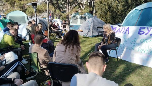 ПРОФЕСОРКА ТАЊА ПУШКАР ОДРЖАЛА ПРЕДАВАЊЕ У ПИОНИРСКОМ ПАРКУ: Подршка студентима који желе да уче (ВИДЕО) ПРОФЕСОРКА ТАЊА ПУШКАР ОДРЖАЛА ПРЕДАВАЊЕ У ПИОНИРСКОМ ПАРКУ: Подршка студентима који желе да уче (ВИДЕО)
