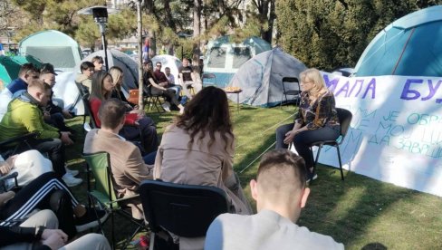 PROFESORKA TANJA PUŠKAR ODRŽALA PREDAVANJE U PIONIRSKOM PARKU: Podrška studentima koji žele da uče (VIDEO) PROFESORKA TANJA PUŠKAR ODRŽALA PREDAVANJE U PIONIRSKOM PARKU: Podrška studentima koji žele da uče (VIDEO)