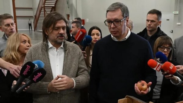 ДРАГО МИ ЈЕ ДА ЧУЈЕМ ДА СЕ СРПСКА ЈАБУКА ИЗВОЗИ ЧАК ДО ЕМИРАТА Председник Вучић посетио фабрику Целанова агро ДРАГО МИ ЈЕ ДА ЧУЈЕМ ДА СЕ СРПСКА ЈАБУКА ИЗВОЗИ ЧАК ДО ЕМИРАТА Председник Вучић посетио фабрику Целанова агро