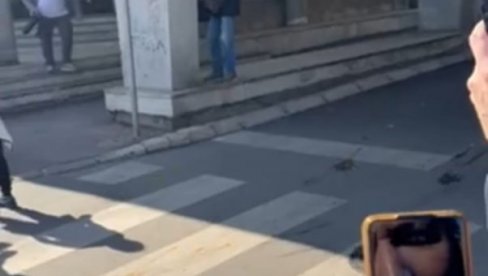 SKANDALOZNO: Otac daje detetu jaje da gađa Zdanje Skupštine Grada Novog Sada (VIDEO) SKANDALOZNO: Otac daje detetu jaje da gađa Zdanje Skupštine Grada Novog Sada (VIDEO)