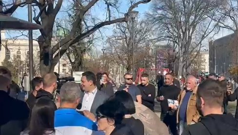 KLINCI RAZVALJUJU ĐILASOVOG POTRČKA (VIDEO) KLINCI RAZVALJUJU ĐILASOVOG POTRČKA (VIDEO)