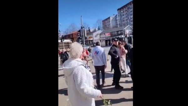 СРАМОТНЕ СЦЕНЕ У ЖАРКОВУ: Дете вришти и плаче док изгредник напада чланове СНС и ломи штанд са цвећем СРАМОТНЕ СЦЕНЕ У ЖАРКОВУ: Дете вришти и плаче док изгредник напада чланове СНС и ломи штанд са цвећем