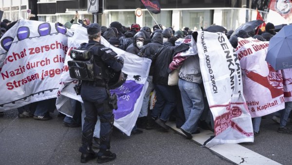 ПОЛИЦИЈА У ЦИРИХУ КОРИСТИЛА ГУМЕНЕ МЕТКЕ, ПЕНДРЕКЕ И СУЗАВАЦ: Погледајте како је изгледало (ВИДЕО) ПОЛИЦИЈА У ЦИРИХУ КОРИСТИЛА ГУМЕНЕ МЕТКЕ, ПЕНДРЕКЕ И СУЗАВАЦ: Погледајте како је изгледало (ВИДЕО)