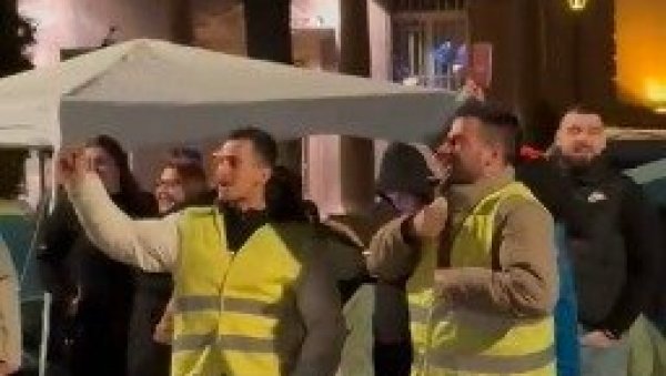 ПРОВОКАТОРКЕ ДОШЛЕ У ПИОНИРСКИ ПАРК Студенти одговорили: Хоћемо да учимо! (ВИДЕО) ПРОВОКАТОРКЕ ДОШЛЕ У ПИОНИРСКИ ПАРК Студенти одговорили: Хоћемо да учимо! (ВИДЕО)
