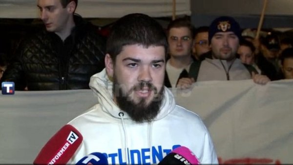 СТУДЕНТ БЛОКАДЕР СЕ ПРИДРУЖИО СТУДЕНТИМА КОЈИ ЖЕЛЕ ДА УЧЕ: Дошао сам овде кад су неке моје колеге почеле отворено да се баве дневном политик СТУДЕНТ БЛОКАДЕР СЕ ПРИДРУЖИО СТУДЕНТИМА КОЈИ ЖЕЛЕ ДА УЧЕ: Дошао сам овде кад су неке моје колеге почеле отворено да се баве дневном политик