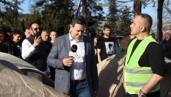 ОВО ЈЕ БОЛЕСНО: РТС је дотакао дно, ево како хушкају на сукобе у Србији (ВИДЕО) ОВО ЈЕ БОЛЕСНО: РТС је дотакао дно, ево како хушкају на сукобе у Србији (ВИДЕО)