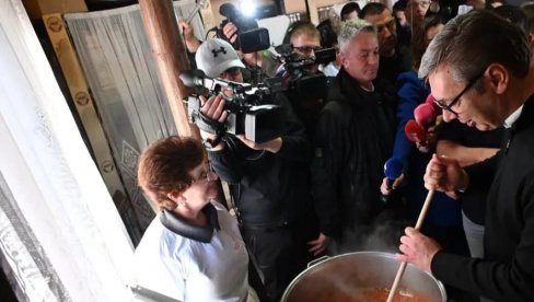 HVALA PORODICI RADIĆ NA GOSTOPRIMSTVU I SVEMU ŠTO SAM NAUČIO O PRAVLJENJU AJVARA Predsednik Vučić u poseti domaćinstvu Ajvar Radić HVALA PORODICI RADIĆ NA GOSTOPRIMSTVU I SVEMU ŠTO SAM NAUČIO O PRAVLJENJU AJVARA Predsednik Vučić u poseti domaćinstvu Ajvar Radić