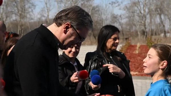 ПРЕСРЕЋАН САМ МЕЂУ МЛАДИМ СПОРТИСТИМА Председник у Ковину добио на поклон кошаркашку лопту ПРЕСРЕЋАН САМ МЕЂУ МЛАДИМ СПОРТИСТИМА Председник у Ковину добио на поклон кошаркашку лопту