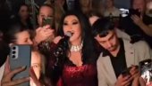 SPLIT NA NOGAMA: Dragana Mirković sišla u publiku i ispunjavala želje fanovima (FOTO) SPLIT NA NOGAMA: Dragana Mirković sišla u publiku i ispunjavala želje fanovima (FOTO)