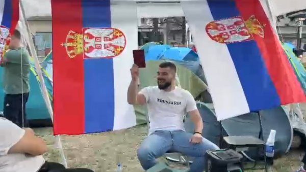 КО ДА МИ ОТМЕ ИЗ МОЈЕ ДУШЕ КОСОВО Студент се весели уз песму - погледајте атмосферу у Пионирском парку (ВИДЕО) КО ДА МИ ОТМЕ ИЗ МОЈЕ ДУШЕ КОСОВО Студент се весели уз песму - погледајте атмосферу у Пионирском парку (ВИДЕО)