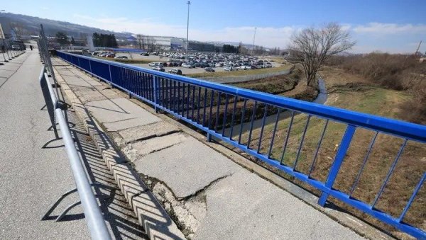 ДА СЕ КОРИСТИ И ЗА ТЕРЕТНИ САОБРАЋАЈ: Почела реконструкција пешачког моста ка Стелантису ДА СЕ КОРИСТИ И ЗА ТЕРЕТНИ САОБРАЋАЈ: Почела реконструкција пешачког моста ка Стелантису