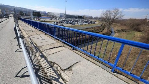 DA SE KORISTI I ZA TERETNI SAOBRAĆAJ: Počela rekonstrukcija pešačkog mosta ka Stelantisu DA SE KORISTI I ZA TERETNI SAOBRAĆAJ: Počela rekonstrukcija pešačkog mosta ka Stelantisu