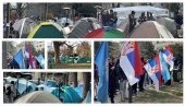 SVE VEĆI BROJ STUDENATA KOJI ŽELE DA UČE PRISTIŽE I DOLAZI U PIONIRSKI PARK: Profesori drže predavanje ispod šatora (VIDEO) SVE VEĆI BROJ STUDENATA KOJI ŽELE DA UČE PRISTIŽE I DOLAZI U PIONIRSKI PARK: Profesori drže predavanje ispod šatora (VIDEO)