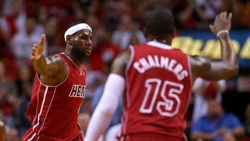 PITANJE ŽIVOT I SMRTI? DŽORDANU ILI LEBRONU LOPTA U RUKE? UVEK BIRAM NJEGA! Bivši saigrač kralja izabrao - evo ko je za njega GOAT PITANJE ŽIVOT I SMRTI? DŽORDANU ILI LEBRONU LOPTA U RUKE? UVEK BIRAM NJEGA! Bivši saigrač kralja izabrao - evo ko je za njega GOAT