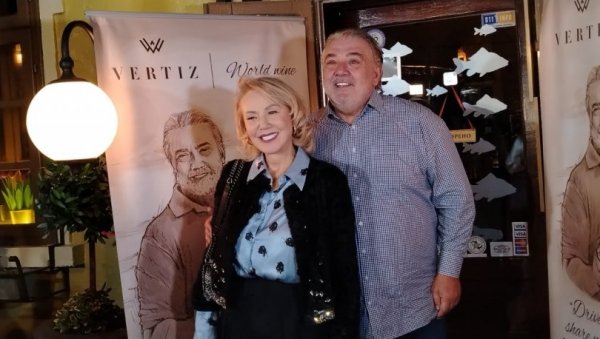 АРАНЂЕЛОВДАН У ДОМУ ЛЕПЕ БРЕНЕ: Окупиће безброј познатих личности, а ова плава бомба је задужена за славље код Живојиновића