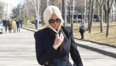 ОНА ЈЕ МОЈА СЕСТРА: Откривено КО је заправо жена с гробља којој је ЈК дала 100€ ОНА ЈЕ МОЈА СЕСТРА: Откривено КО је заправо жена с гробља којој је ЈК дала 100€