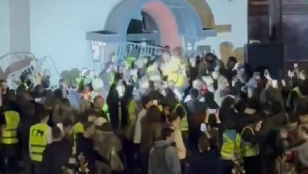 ПОВРЕЂЕН ПОЛИЦАЈАЦ КОД РТС-А Дачић: Јављено нам је из РТС да су три улаза блокирана ПОВРЕЂЕН ПОЛИЦАЈАЦ КОД РТС-А Дачић: Јављено нам је из РТС да су три улаза блокирана