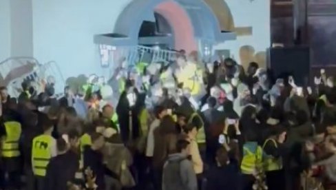 POVREĐEN POLICAJAC KOD RTS-A Dačić: Javljeno nam je iz RTS da su tri ulaza blokirana POVREĐEN POLICAJAC KOD RTS-A Dačić: Javljeno nam je iz RTS da su tri ulaza blokirana