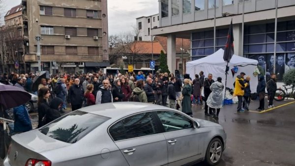 ТЕРОР И НОВА ТАЛАЧКА КРИЗА: Блокадери настављају терорисање Србије - Вечерас или најкасније сутра заузимају РТС ТЕРОР И НОВА ТАЛАЧКА КРИЗА: Блокадери настављају терорисање Србије - Вечерас или најкасније сутра заузимају РТС