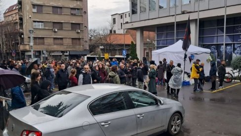 TEROR I NOVA TALAČKA KRIZA: Blokaderi nastavljaju terorisanje Srbije - Večeras ili najkasnije sutra zauzimaju RTS TEROR I NOVA TALAČKA KRIZA: Blokaderi nastavljaju terorisanje Srbije - Večeras ili najkasnije sutra zauzimaju RTS