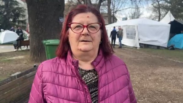 ТРЕБА ИСТРАЈАТИ У ОВОМЕ, НИЈЕ ОВО ЛАКО Госпођа Славица дошла да подржи студенте који желе да уче (ВИДЕО) ТРЕБА ИСТРАЈАТИ У ОВОМЕ, НИЈЕ ОВО ЛАКО Госпођа Славица дошла да подржи студенте који желе да уче (ВИДЕО)