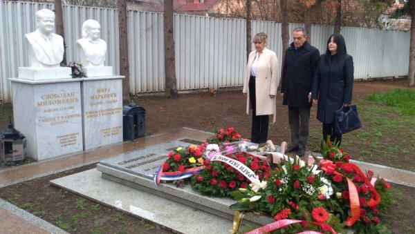 ПОЧАСТ СЛОБОДАНУ МИЛОШЕВИЋУ: Обележено 19 година од смрти некадашњег председника СР Југославије и Србије ПОЧАСТ СЛОБОДАНУ МИЛОШЕВИЋУ: Обележено 19 година од смрти некадашњег председника СР Југославије и Србије