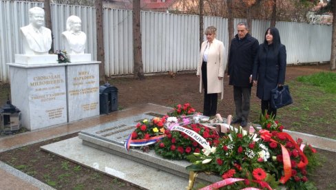 POČAST SLOBODANU MILOŠEVIĆU: Obeleženo 19 godina od smrti nekadašnjeg predsednika SR Jugoslavije i Srbije POČAST SLOBODANU MILOŠEVIĆU: Obeleženo 19 godina od smrti nekadašnjeg predsednika SR Jugoslavije i Srbije