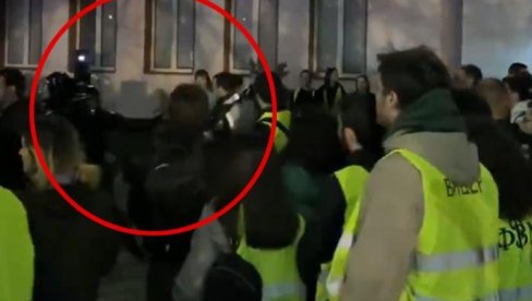 OVO JE STUDENT BLOKADER KOJI JE MUČKI NAPAO ČASNOG POLICAJCA LAZARA: Zaleteo se i udario ga sa leđa (VIDEO) OVO JE STUDENT BLOKADER KOJI JE MUČKI NAPAO ČASNOG POLICAJCA LAZARA: Zaleteo se i udario ga sa leđa (VIDEO)