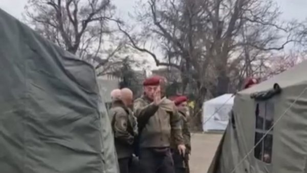ПРОВОКАТОРИ БЛОКАДЕРИ ПРОВОЦИРАЛИ РАТНОГ ВЕТЕРАНА: Добацивали човеку који се борио за ову земљу, а онда вређали полицију (ВИДЕО) ПРОВОКАТОРИ БЛОКАДЕРИ ПРОВОЦИРАЛИ РАТНОГ ВЕТЕРАНА: Добацивали човеку који се борио за ову земљу, а онда вређали полицију (ВИДЕО)
