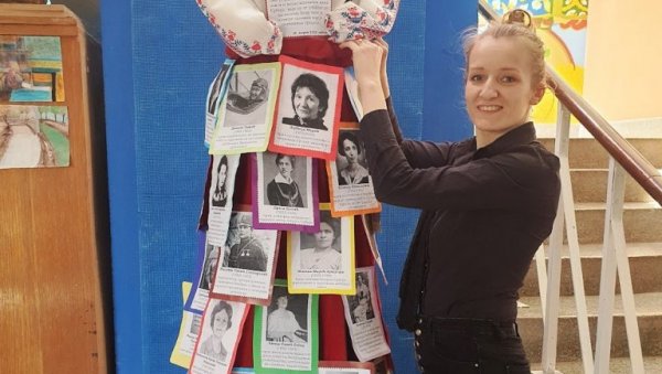 ЗНАЧАЈНЕ ЖЕНЕ СРБИЈЕ: Занимљива инсталација у једној параћинској школи (ФОТО) ЗНАЧАЈНЕ ЖЕНЕ СРБИЈЕ: Занимљива инсталација у једној параћинској школи (ФОТО)